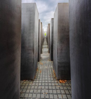 Berlin, Almanya - 11 Eylül 2019: Öldürülen Avrupa Yahudileri Anıtı - Berlin, Almanya