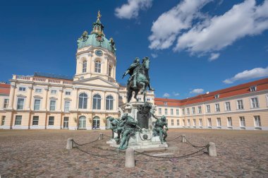 Berlin, Almanya - 6 Şubat 2019: Charlottenburg Sarayı ve Büyük Seçmen Friedrich Wilhelm Heykeli - Berlin, Almanya