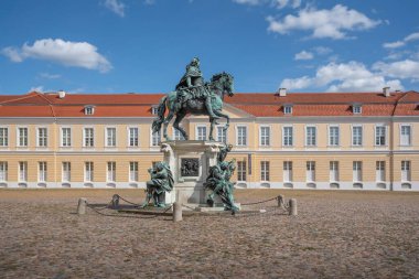 Berlin, Almanya - 6 Şubat 2019: Charlottenburg Sarayı 'nda Büyük Seçmen Friedrich Wilhelm Heykeli