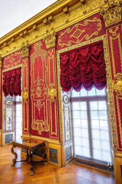 Berlin, Almanya - 6 Haziran 2019: Charlottenburg Sarayı İçişleri 'nde Kırmızı Damask Odası - Berlin, Almanya