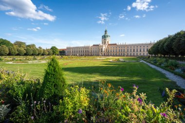 Berlin, Almanya - 6 Eylül 2019: Charlottenburg Sarayı Bahçeleri - Berlin, Almanya