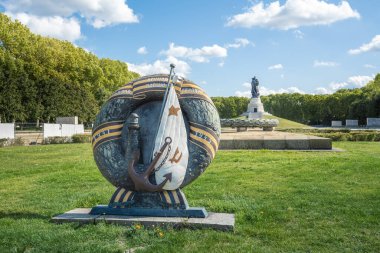 Berlin, Almanya - 10 Sep 2019: Treptower Park 'ta Sovyet Savaş Anıtı Bronz Çelengi