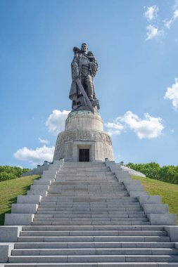 Berlin, Almanya - 10 Eylül 2019: Sovyet Savaş Anıtı Asker Heykeli Treptower Parkı - Berlin, Almanya