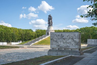 Berlin, Almanya - 10 Haziran 2019: Treptower Park 'taki Sovyet Savaş Anıtı - Berlin, Almanya