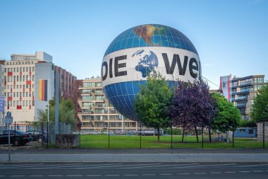Berlin, Almanya - 11 Eylül 2019: Welt Balon - Turistik Sıcak Hava Balonu - Berlin, Almanya