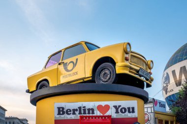 Berlin, Almanya - 11 Eylül 2019: Turistik Trabi Otomobili - Eski Doğu Alman Trabant Aracı - Berlin, Almanya