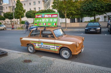 Berlin, Almanya - 11 Eylül 2019: Turistik Trabi Otomobili - Eski Doğu Alman Trabant Aracı - Berlin, Almanya