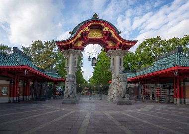 Berlin, Almanya - 12 Eylül 2019 Berlin Hayvanat Bahçesi Fil Kapısı - Berlin, Almanya