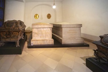 Berlin, Almanya - 16 Eylül 2019: 1. Kral Frederick ve Kraliçe Sophie Charlotte Berlin Katedrali 'nin altındaki Hohenzollern Mezarlığı - Berlin, Almanya