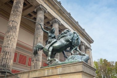 Berlin, Almanya - 7 Eylül 2019: Amazon At Heykeli Altes Müzesi (Eski Müze) önünde - Berlin, Almanya
