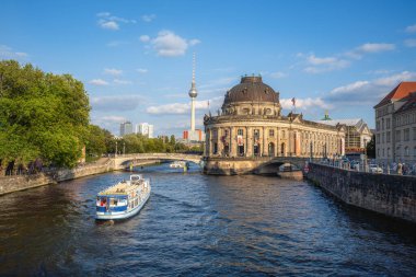 Berlin, Almanya - 10 Eylül 2019: Spree Nehri 'nde Bode Müzesi ve Teknesi ve arka planda TV Kulesi - Berlin, Almanya