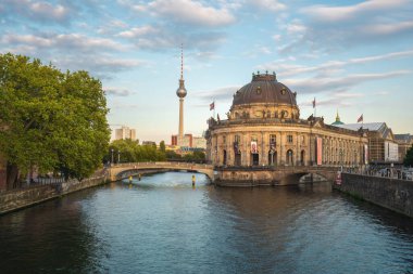 Berlin, Almanya - 10 Eylül 2019: Bode Müzesi ve Spree Nehri 'nde arka planda TV Kulesi - Berlin, Almanya