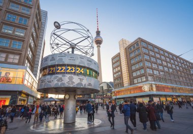 Berlin, Almanya - 2 Ocak 2020: Alexanderplatz Meydanı Dünya Saati (Weltzeituhr) ve TV Kulesi (Fernsehturm) - Berlin, Almanya