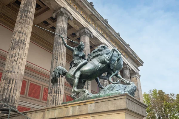 Берлин Германия Сентября 2019 Amazon Horseback Statue Перед Музеем Альтеса — стоковое фото