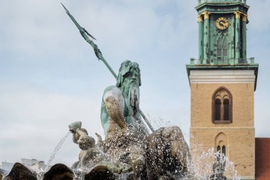 Neptune Çeşmesi 'ndeki Neptün Heykeli ayrıntıları (1891' de Reinhold Begas tarafından tasarlanan çeşme) - Berlin, Almanya