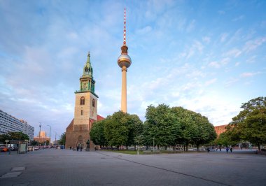 St. Mary Kilisesi ve TV Kulesi (Fernsehturm) - Berlin, Almanya