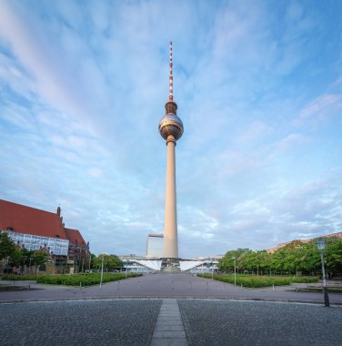TV Kulesi (Fernsehturm) Papa İntikam etkisi, haç şeklinde parlayan güneş - Berlin, Almanya
