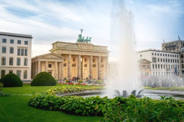 Brandenburg Kapısı ve Çeşmesi Pariser Platz - Berlin, Almanya