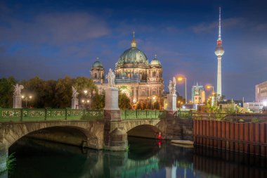 Berlin Katedrali ve TV Kulesi (Fernsehturm) ile Schlossbrucke Köprüsü - Berlin, Almanya