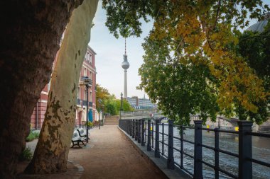Arka planda Televizyon Kulesi olan Spree River Gezinti Alanı - Berlin, Almanya