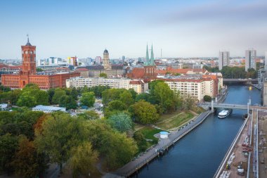 Berlin 'in St. Nicholas Kilisesi, Berlin Belediye Binası, Eski Belediye Binası ve Spree Nehri ile hava manzarası - Berlin, Almanya