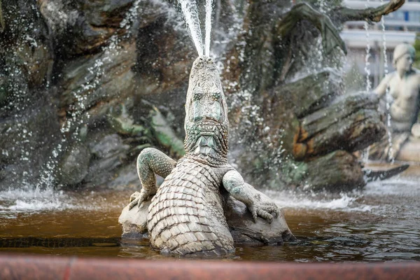 ネプチューン噴水のワニ彫刻の詳細 1891年にラインホルト ベガスによって設計された噴水 ベルリン ドイツ — ストック写真