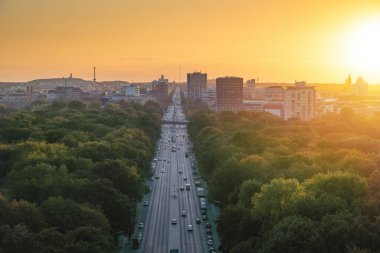 Bundesstrasse 2 karayolu ve Tiergarten Parkı gün batımında Berlin, Almanya