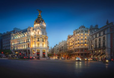 Madrid, İspanya - 17 Haziran 2019: Calle de Alcala ve Gran Via caddeleri gece yarısı Madrid, İspanya