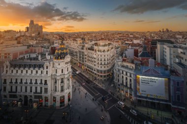Madrid, İspanya - 20 Mart 2019: Gran Via Caddesi ve Metropolis Binası 'nın günbatımında havadan görünüşü - Madrid, İspanya