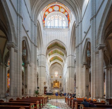 Madrid, İspanya - 22 Mart 2019: Almudena Katedrali İçi - Madrid, İspanya