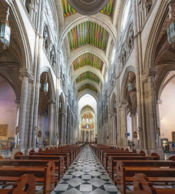 Madrid, İspanya - 22 Mart 2019: Almudena Katedrali İçişleri - Madrid, İspanya