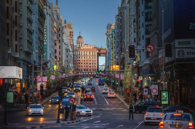 Madrid, İspanya - 22 Mart 2019: Gran Via Caddesi trafiği - Madrid, İspanya