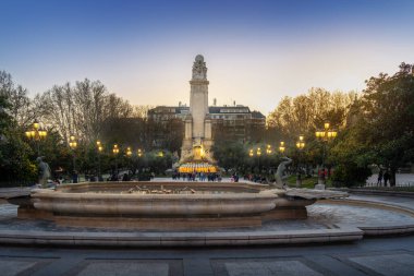 Madrid, İspanya - 22 Mart 2019: Sunset Plaza de Espana ile Cervantes Anıtı ve Çeşmesi - Madrid, İspanya