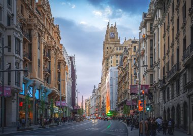 Madrid, İspanya - 23 Mart 2019: Gran Via Caddesi ve Telefon Binası - Madrid, İspanya