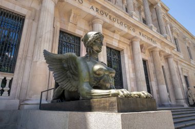 Madrid, İspanya - 18 Haziran 2019: Ulusal Arkeoloji Müzesi girişinde Sfenks Heykeli - Madrid, İspanya