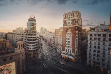 Madrid, İspanya - 18 Haziran 2019: Edificio Capitol (veya Carrion) ve Palacio de la Prensa Binaları ile Gran Via Caddesi 'nin gün batımında Havadan Görünümü - Madrid, İspanya