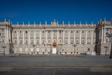 Madrid, İspanya - 19 Haziran 2019: Madrid Kraliyet Sarayı Plaza de Oriente Meydanı manzaralı Prince 's Door (Puerta del Principe) - Madrid, İspanya