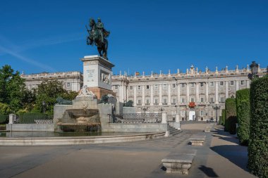 Madrid, İspanya - 19 Haziran 2019: Filip Anıtı (Felipe IV) ve Madrid Kraliyet Sarayı ile Plaza de Oriente Meydanı - Madrid, İspanya