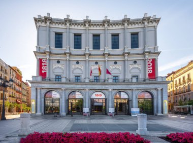 Madrid, İspanya - 19 Haziran 2019: Kraliyet Tiyatrosu (Teatro Real) Plaza de Oriente Meydanı - Madrid, İspanya