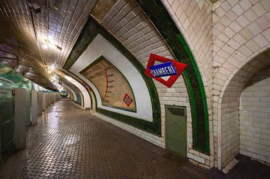 Madrid, İspanya - 20 Haziran 2019: Madrid Metro eski Chamberi İstasyonu İçişleri Bakanlığı Eski Metro İstasyonları Haritası - Madrid, İspanya