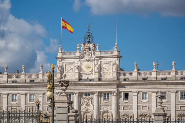 Madrid, İspanya - 8 Mart 2019 Madrid Kraliyet Sarayı Cephesi - Madrid, İspanya