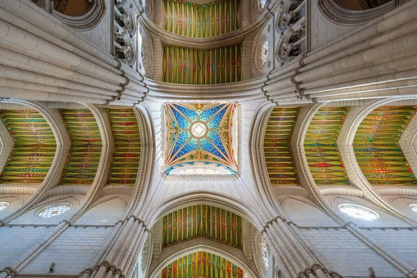 Madrid Spanien Mar 2019 Tak Vid Almudenas Katedral Interiör Madrid — Stockfoto