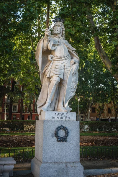 Madrid España Junio 2019 Estatua Del Rey Alfonso León Plaza —  Fotos de Stock