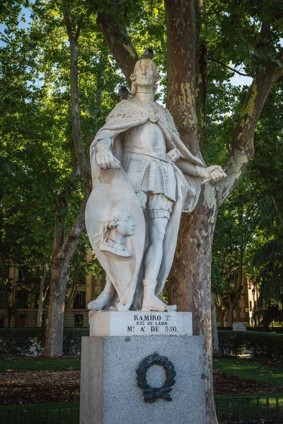 Мадрид Испания Июня 2019 Года Статуя Короля Рамиро Леона Площади — стоковое фото