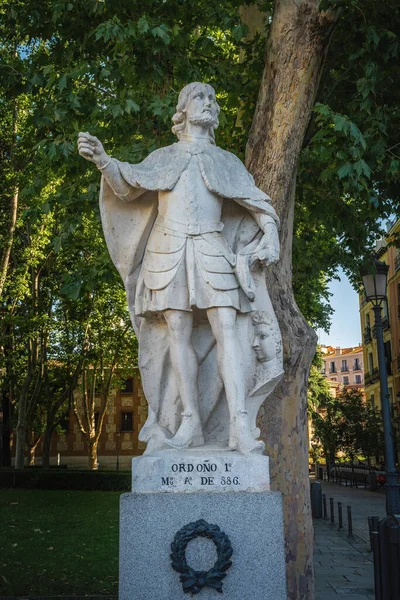 Madrid España Junio 2019 Estatua Del Rey Ordono Asturias Plaza —  Fotos de Stock