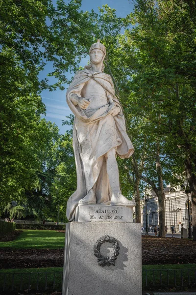 Μαδρίτη Ισπανία Ιουν 2019 Άγαλμα Του Βησιγοτθικού Βασιλιά Αθάουλφ Ataulfo — Φωτογραφία Αρχείου