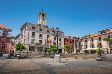 Plaza de la Constitucion (Anayasa Meydanı) ve Belediye Binası - San Lorenzo de El Escorial, İspanya