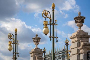 Madrid Kraliyet Sarayı 'nın önündeki lambalar Madrid, İspanya