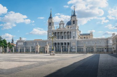 Armerya Meydanı 'ndaki Almudena Katedrali (Madrid, İspanya)