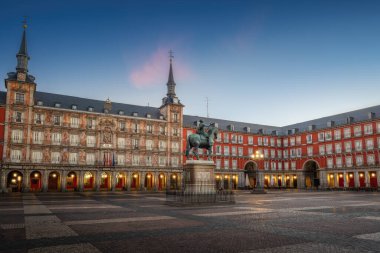 Plaza Belediye Başkanı gün doğumunda Kral III. Philip (Felipe) heykeliyle Madrid, İspanya
